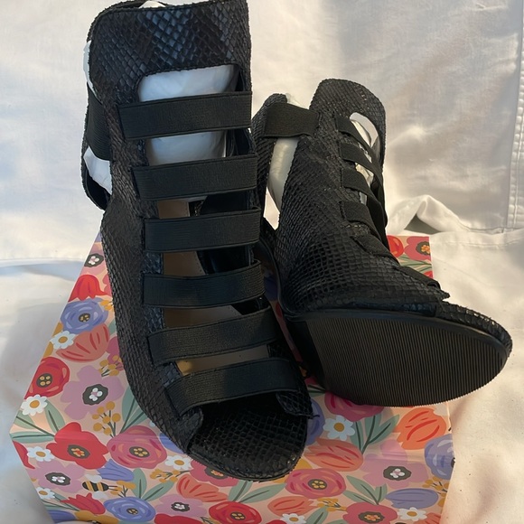 Authentic Guess Python Embossed Caged Pumps size 9 1/2 - Picture 6 of 11